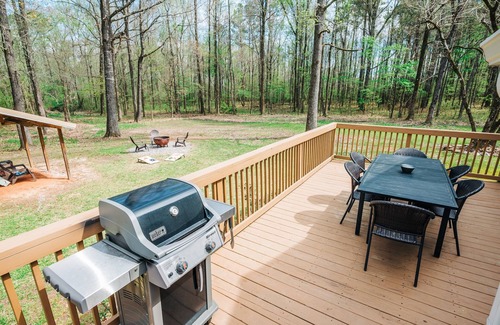 Sturgis Casa | Relax at this comfortable and cozy cabin in the wood