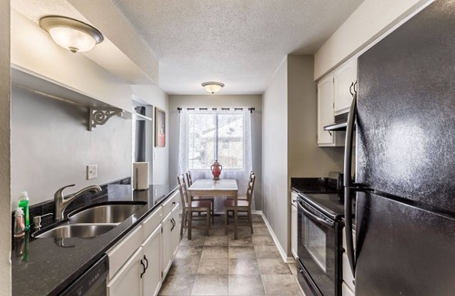 Lenexa Casa | Cómodo y elegante dúplex 3BDR, unidad n. ° 2