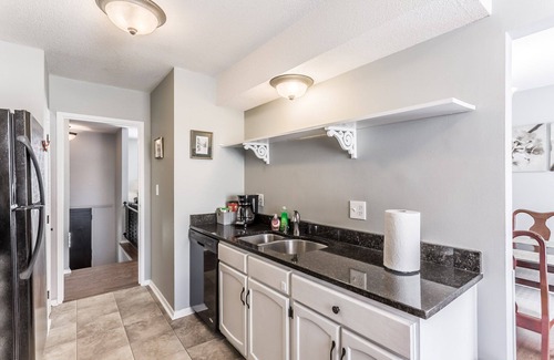 Lenexa Casa | Cómodo y elegante dúplex 3BDR, unidad n. ° 2