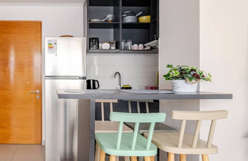 Downtown Santiago Apartamento | Refugio cómodo y equipado con estacionamiento interior. Wifi alta velocidad.