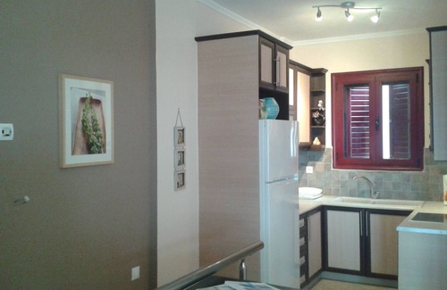 Tiros Apartamento | Cómodo y convenientemente situado en la línea de costa, a 20 minutos de Leonídion,