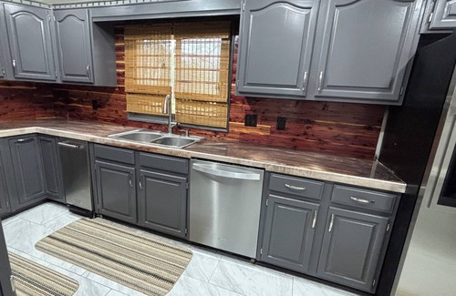 Industrial Casa | Comfortable and safe neighborhood Riverview Home. Close to Dozens of Restaurants