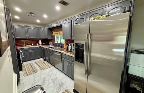Industrial Casa | Comfortable and safe neighborhood Riverview Home. Close to Dozens of Restaurants