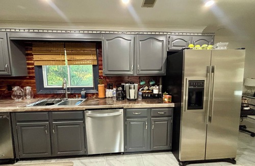 Industrial Casa | Comfortable and safe neighborhood Riverview Home. Close to Dozens of Restaurants