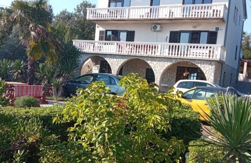 Tribulje Apartamento | Comfortable and spacious apartment with balcony and sea view Klanice, Krk (A-21992-a)