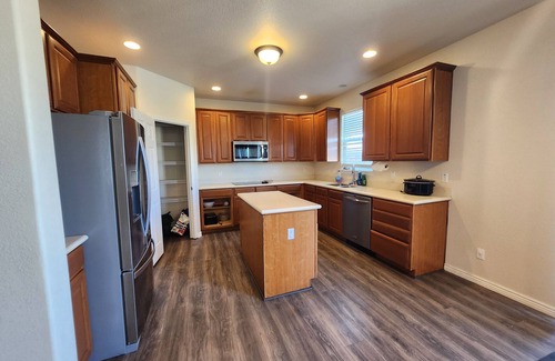 Aurora Villa | Comfortable and Spacious Stay in Aurora - 4 Bedrooms - Family & Work-Friendly