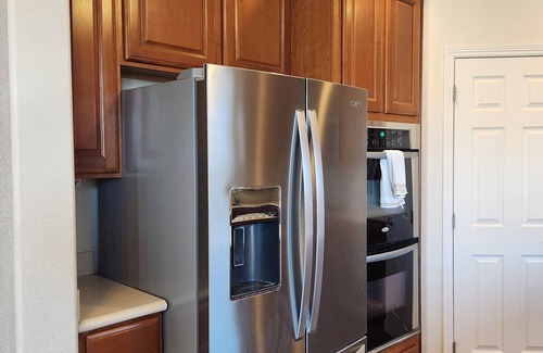 Aurora Villa | Comfortable and Spacious Stay in Aurora - 4 Bedrooms - Family & Work-Friendly