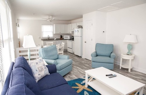 Ocean Isle Estates Cabaña | ¡Cómodo y bien equipado, Two By The Sea B será un gran destino de vacaciones!