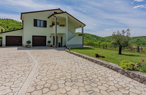 Cerovlje Apartamento | Cómodo apartamento en Cerovlje con piscina