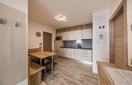 Predazzo Apartamento | Cómodo apartamento "Vacanze Arcobaleno - Verde" con vistas a la montaña