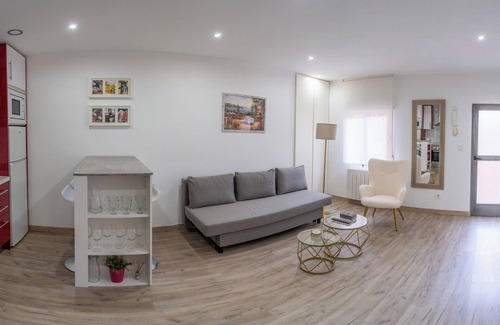 Barajas Apartamento | Comfortable apartment near Airport by beBalmy