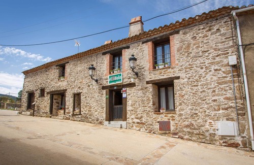 Robregordo Chalet De Esquí | Comodo apartamento de 1 dormitorio, sofa cama y chimenea en primera planta.