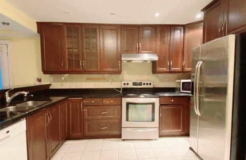 Willowdale Cama Y Desayuno | Comfortable Bedroom in central Yonge and Sheppard and North York Centre
