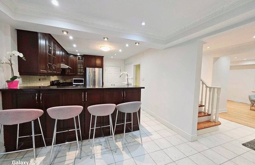 Willowdale Cama Y Desayuno | Comfortable Bedroom in central Yonge and Sheppard and North York Centre