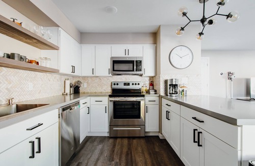 Renton Apartamento | Comfortable beds, convenient location. Welcome home.