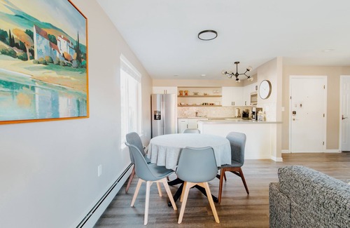 Renton Apartamento | Comfortable beds, convenient location. Welcome home.