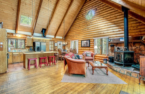 Divide Casa | Comfortable cabin home w/wood fireplace, mountain views, National Forest access