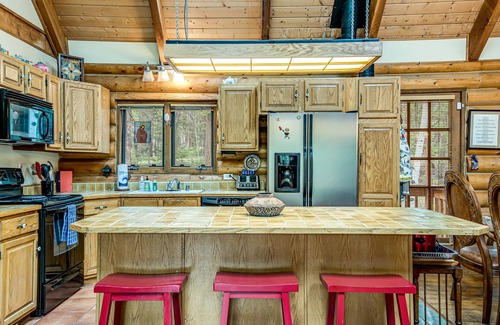 Divide Casa | Comfortable cabin home w/wood fireplace, mountain views, National Forest access