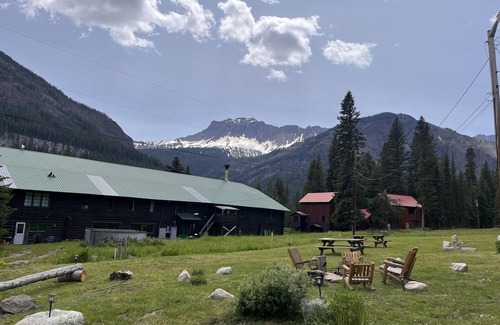 Cooke City-Silver Gate Cabina | Comfortable Cabin next to Yellowstone National Park