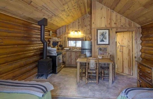 Cooke City-Silver Gate Cabina | Comfortable Cabin next to Yellowstone National Park