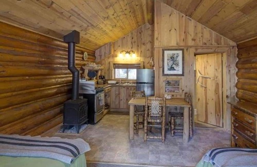 Cooke City-Silver Gate Cabina | Comfortable Cabin next to Yellowstone National Park