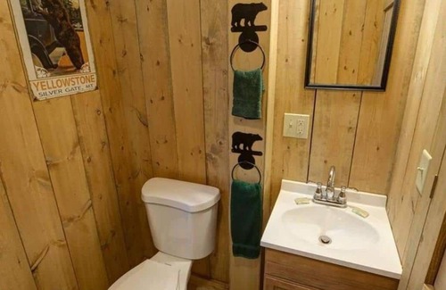 Cooke City-Silver Gate Cabina | Comfortable Cabin next to Yellowstone National Park