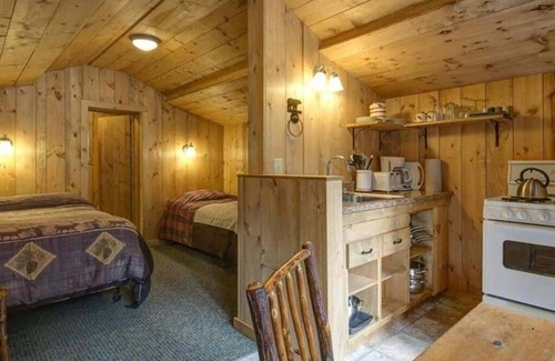 Cooke City-Silver Gate Cabina | Comfortable Cabin next to Yellowstone National Park