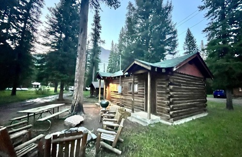 Cooke City-Silver Gate Cabina | Comfortable Cabin next to Yellowstone National Park
