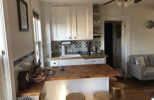 North Cambridge Apartamento | Comfortable Cambridge home with deck in walkable family neighborhood