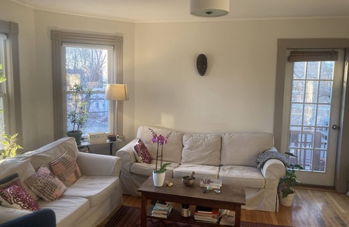 North Cambridge Apartamento | Comfortable Cambridge home with deck in walkable family neighborhood