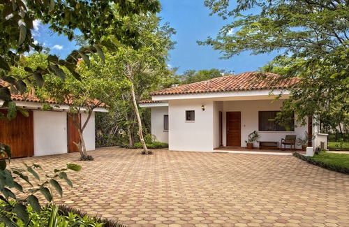 Playa Colorado Villa | Casita cómoda con una pequeña piscina - pasos de la playa, el restaurante y la rotura de la resaca