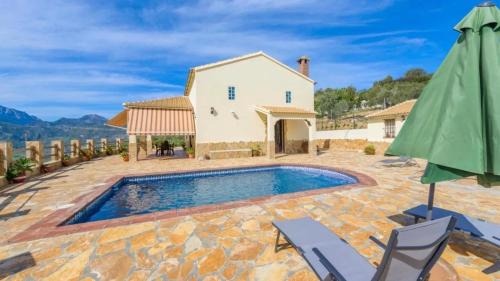 El Gastor Chalet De Esquí | Comfortable Chalet in El Gastor with Private Pool