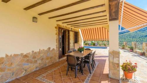 El Gastor Chalet De Esquí | Comfortable Chalet in El Gastor with Private Pool