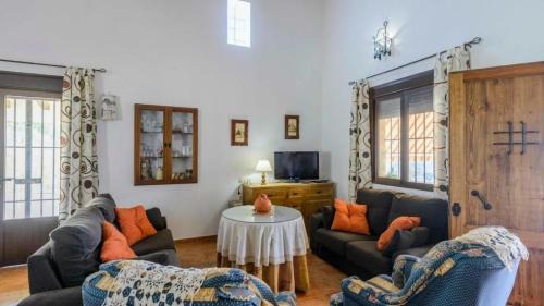El Gastor Chalet De Esquí | Comfortable Chalet in El Gastor with Private Pool