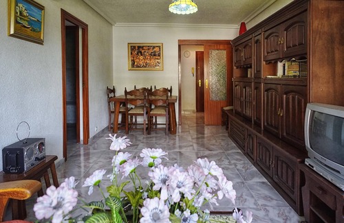 Alicante Apartamento | Apartamento confortable y climatizado con tres dormitorios, rodeado de jardines.