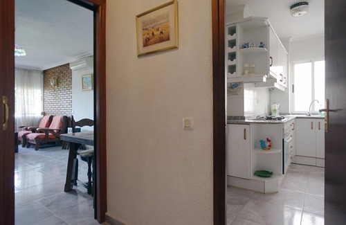 Alicante Apartamento | Apartamento confortable y climatizado con tres dormitorios, rodeado de jardines.