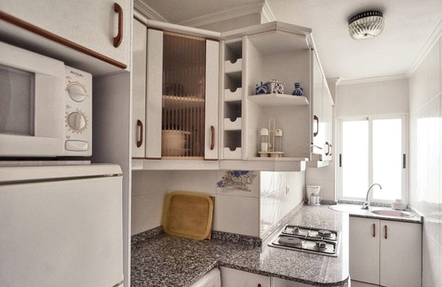 Alicante Apartamento | Apartamento confortable y climatizado con tres dormitorios, rodeado de jardines.