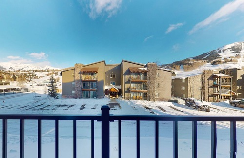Crested Butte Condominio | Comfortable condo with sweeping mountain views, private balcony, & washer/dryer