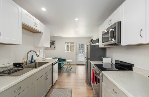 Redondo Beach Cabaña | Comfortable cottage 1 mile from the beach