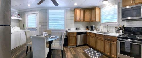 Statesboro Casa | Comfortable Cottage on the Blue Mile - Close to GSU!
