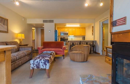 Copper Mountain Village Condominio | Comfortable Cozy Condo - Short Walk to American Eagle Lift - SH402 by RedAwning
