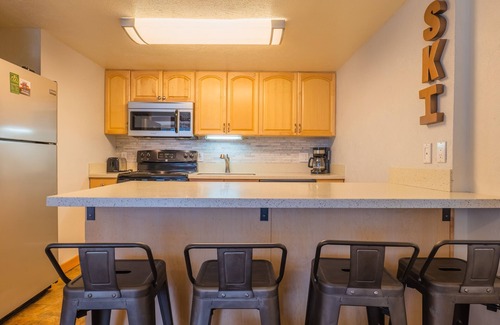 Copper Mountain Village Condominio | Comfortable Cozy Condo - Short Walk to American Eagle Lift - SH402 by RedAwning