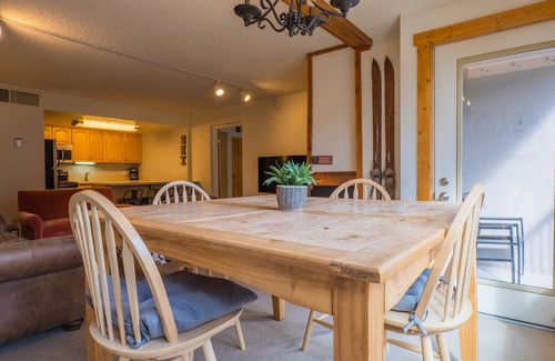 Copper Mountain Village Condominio | Comfortable Cozy Condo - Short Walk to American Eagle Lift - SH402 by RedAwning