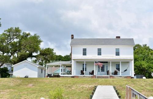 Atlantic Casa | Comfortable Down East Waterfront Farmhouse