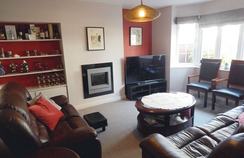 Girton Casa | Comfortable duluxe spacious house with lovely front and rear gardens