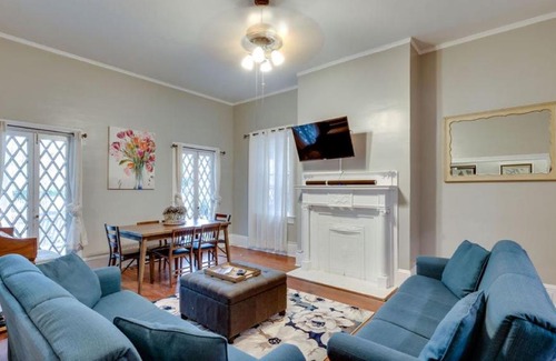 Historic Downtown Savannah Cama Y Desayuno | Comfortable Escape in Historic Downtown Savannah