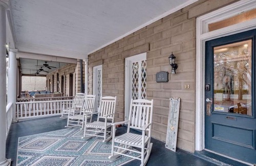 Historic Downtown Savannah Cama Y Desayuno | Comfortable Escape in Historic Downtown Savannah