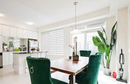 Oakville Casa | Comfortable Executive Townhome