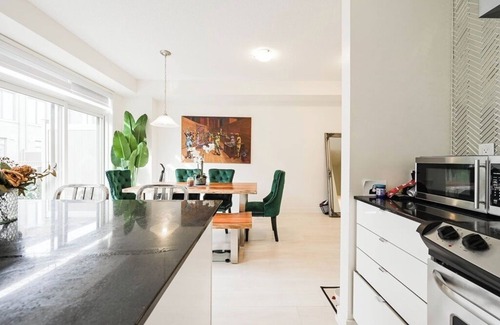 Oakville Casa | Comfortable Executive Townhome