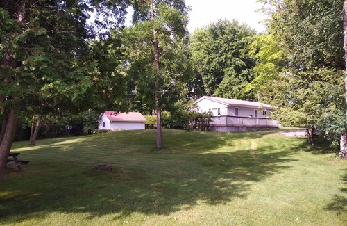 Rideau Lakes Cabaña | Comfortable family cottage on Big Rideau Lake